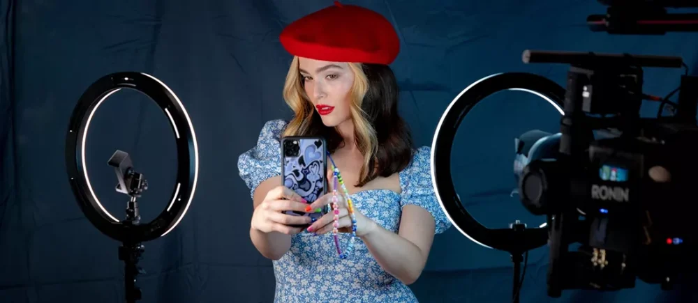 Trailer Από Την Δραματική Κωμωδία "Not Okay"